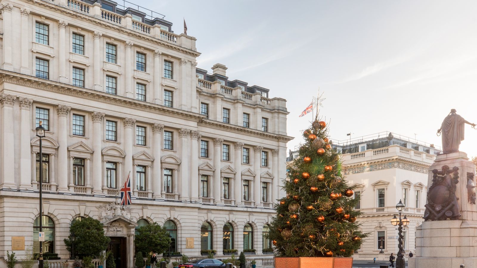 Discover the 19 best hotels in London for a magical Christmas stay! From luxurious decor and festive afternoon teas to cozy rooftop chalets and stunning holiday views, find the perfect hotel to experience London’s holiday charm. Ideal for a memorable Christmas getaway in the heart of the city. Click to see more on where to stay in london for christmas. Where To Stay In London During Christmas, Christmas Time, London Hotels At Christmas, Best London Hotels At Christmas, Christmas In London Hotel